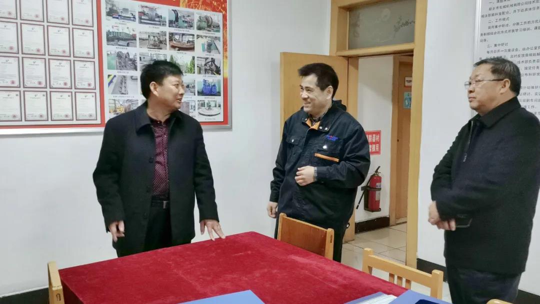 新乡市总工会副主席王世良(左一)、、、辉县市总工会主席李树林(右一)领导工作
