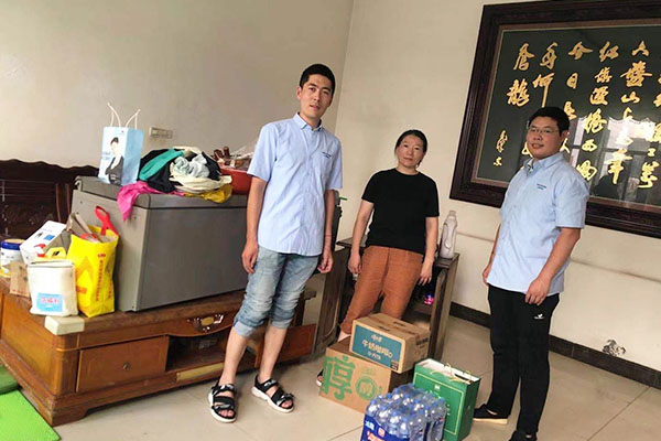新乡hg1088派代表慰问受灾的员工 新乡hg1088派代表慰问受灾的员工