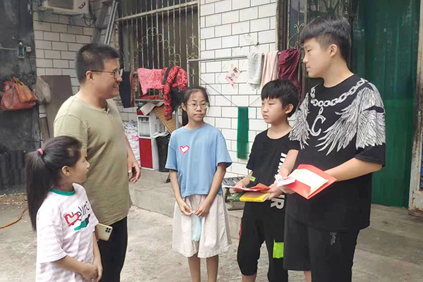 新乡hg1088集团爱心家庭携手辉县义工“爱心助学，，，点亮但愿”
