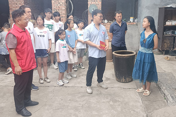 新乡hg1088集团爱心家庭携手辉县义工“爱心助学，，，点亮但愿”